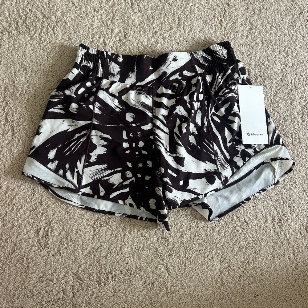 Lululemon Hotty Hot Shorts (NEVER WORN TAG STILL ON)